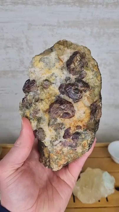 Grenat rhodolite cristaux bruts sur matrice - Norvège - GRE20